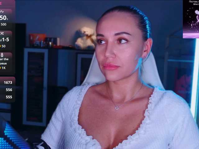 QWEENII live cam on BongaCams