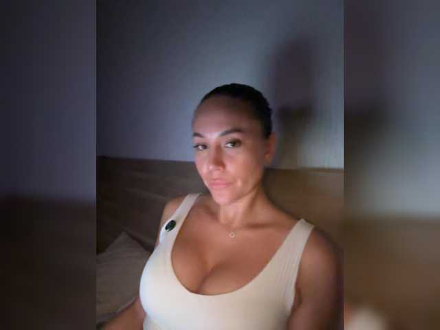 QWEENII live cam on BongaCams