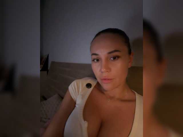 QWEENII live cam on BongaCams