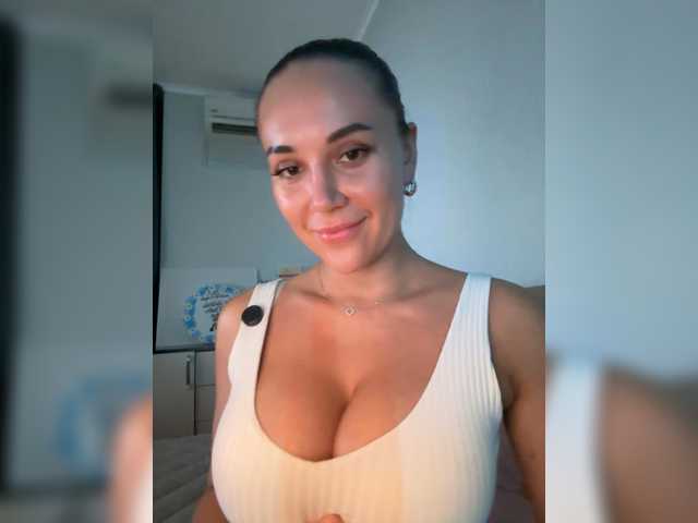 QWEENII live cam on BongaCams