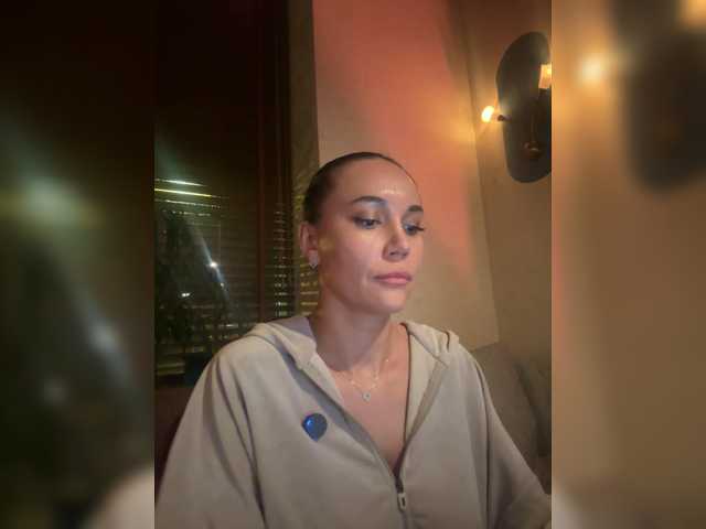 QWEENII live cam on BongaCams