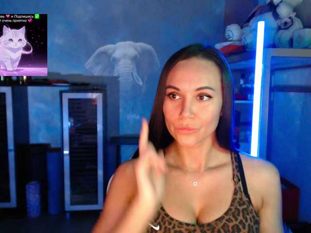 QWEENII live cam on BongaCams