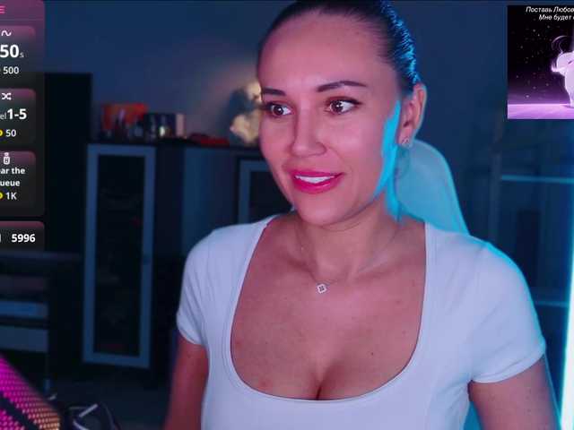 QWEENII live cam on BongaCams
