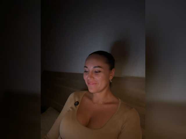 QWEENII live cam on BongaCams