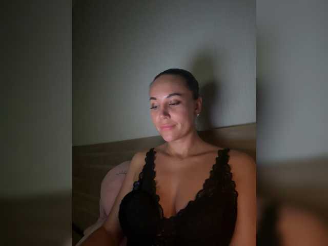 QWEENII live cam on BongaCams