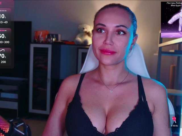 QWEENII live cam on BongaCams