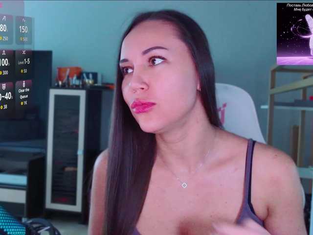 QWEENII live cam on BongaCams