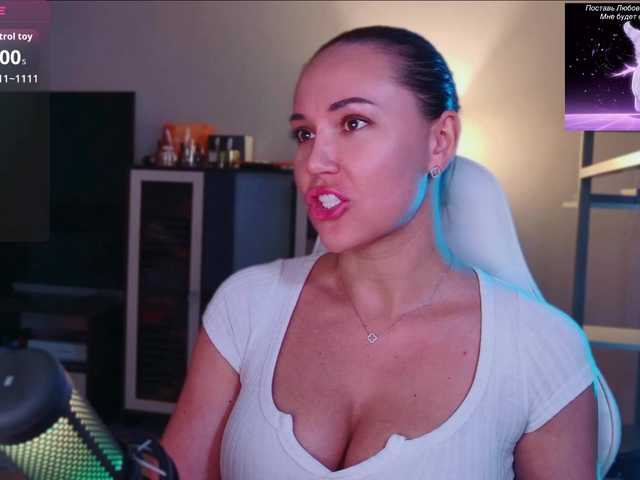 QWEENII live webcam show