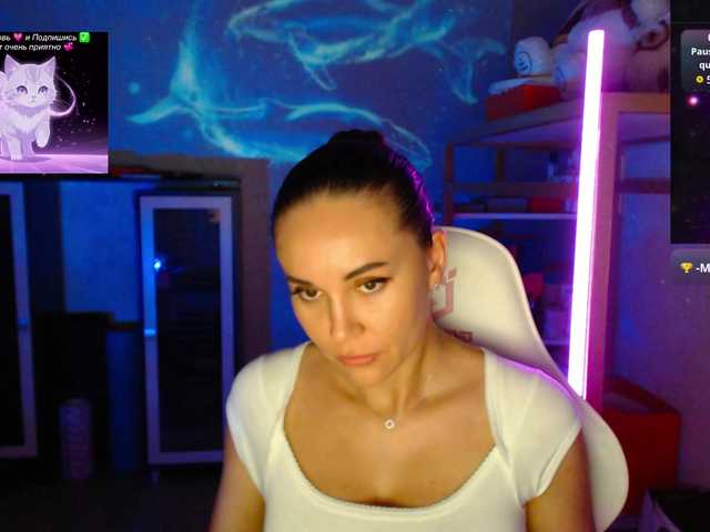 QWEENII live cam on BongaCams
