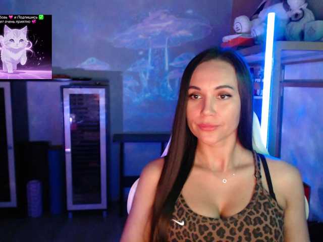 QWEENII live cam on BongaCams