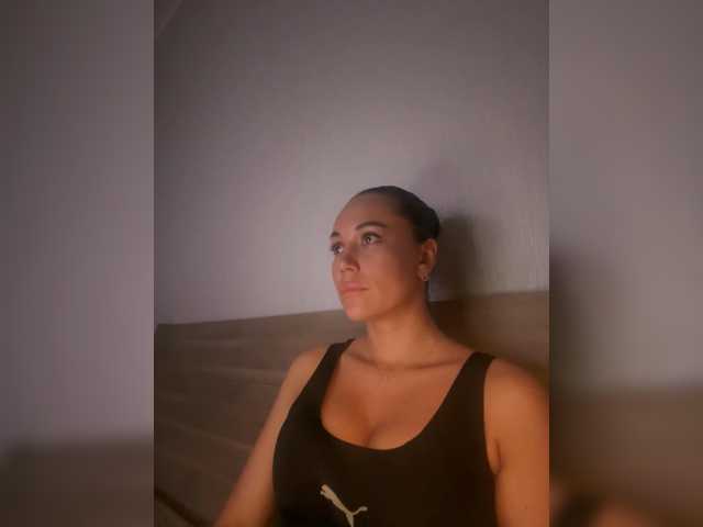 QWEENII live cam on BongaCams