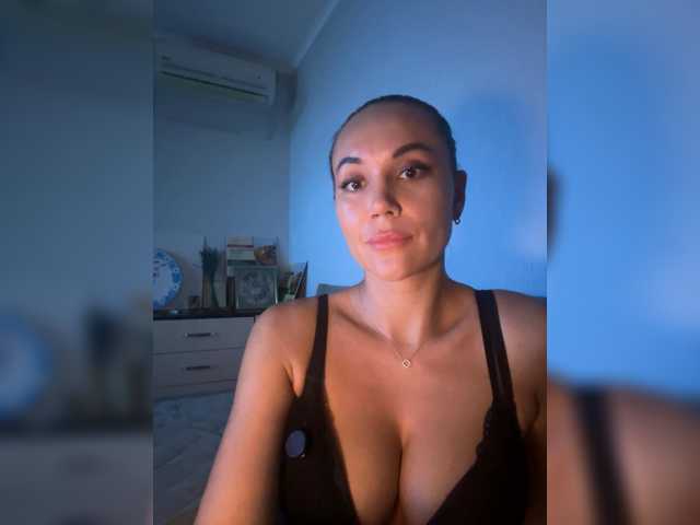 QWEENII live cam on BongaCams