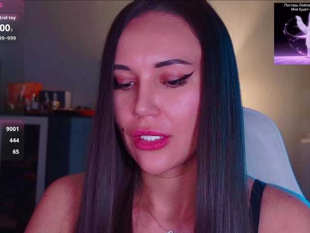 QWEENII live cam on BongaCams