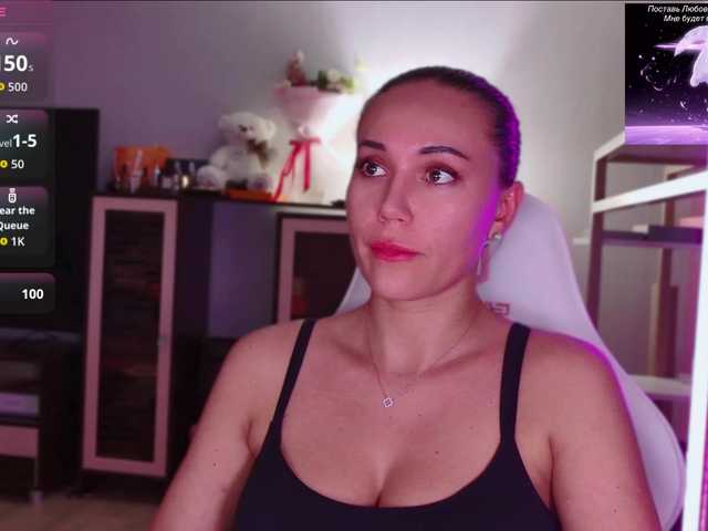 QWEENII live cam on BongaCams
