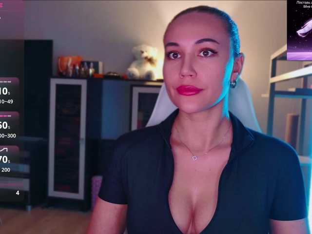 QWEENII live cam on BongaCams