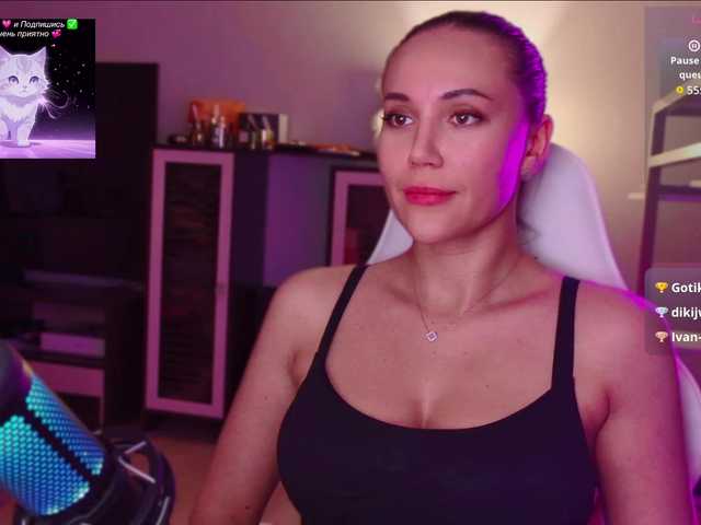 QWEENII live cam on BongaCams