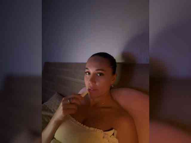 QWEENII webcam