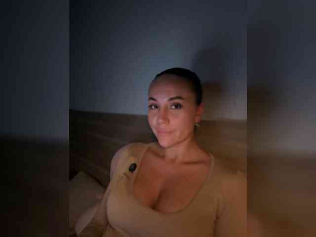 QWEENII webcam