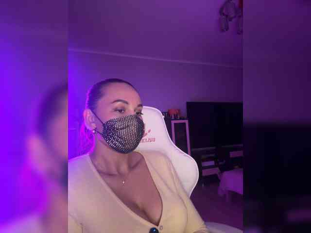 QWEENII Live Webcam on BongaCams