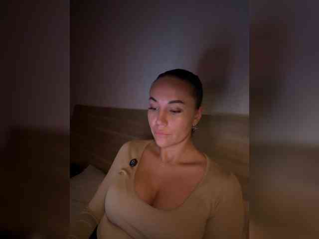 QWEENII webcam