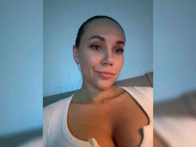 QWEENII Live Webcam on BongaCams