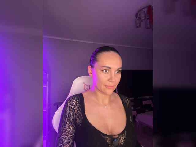 QWEENII Live Webcam on BongaCams