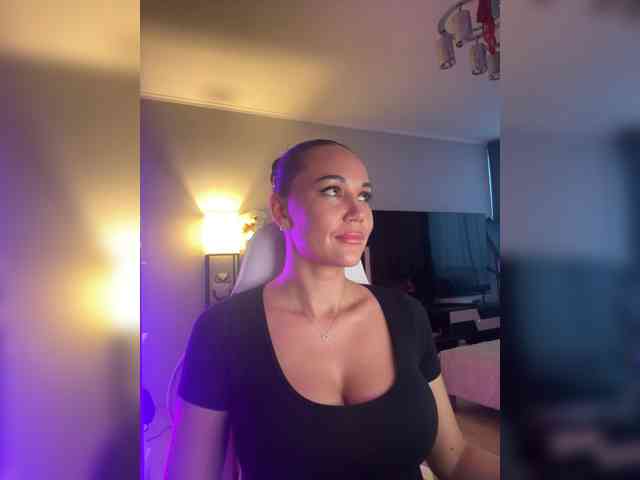 QWEENII webcam