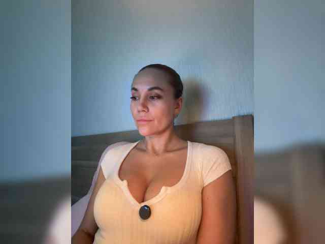QWEENII Live Webcam on BongaCams