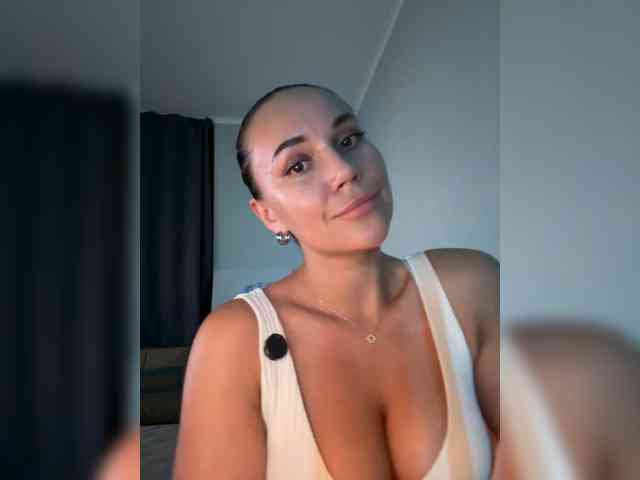 QWEENII webcam