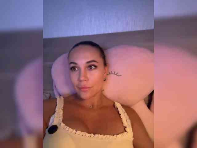 QWEENII webcam