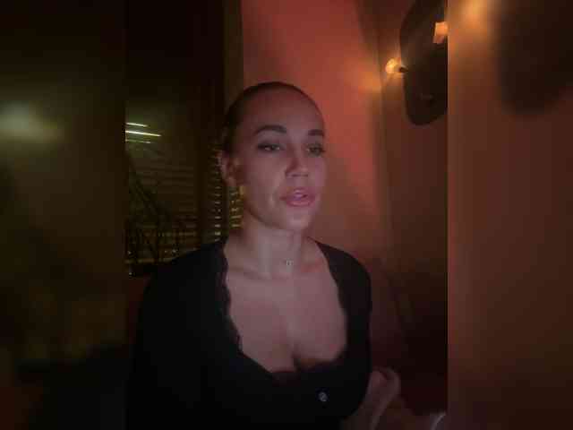 QWEENII webcam
