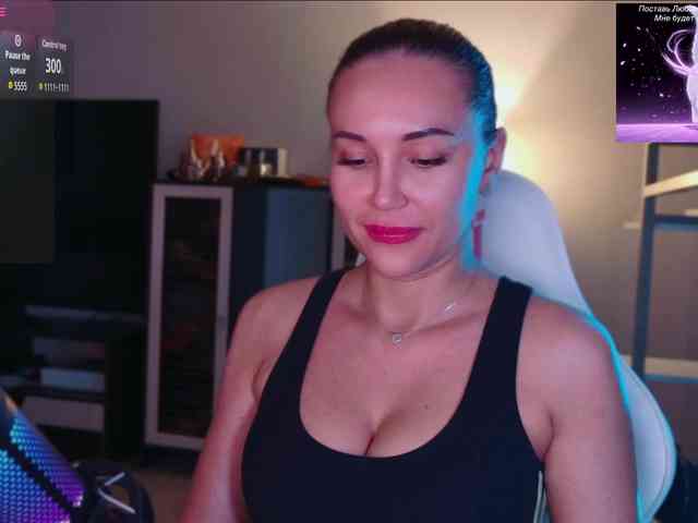 QWEENII Live Webcam on BongaCams