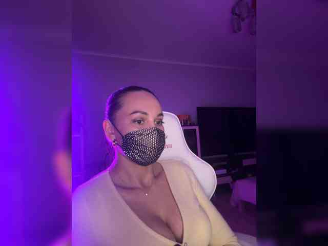 QWEENII Live Webcam on BongaCams