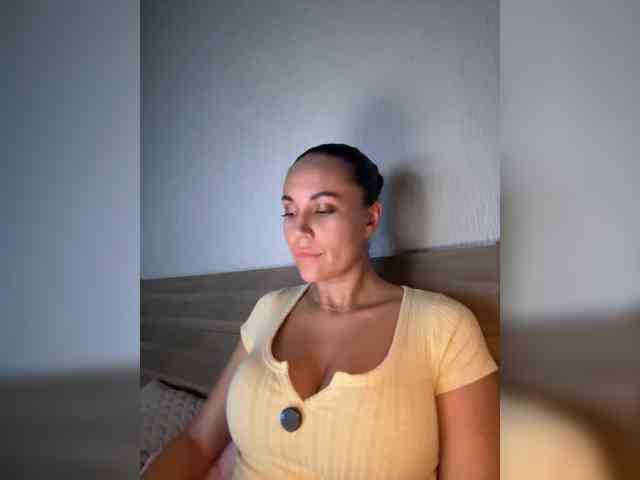 QWEENII webcam