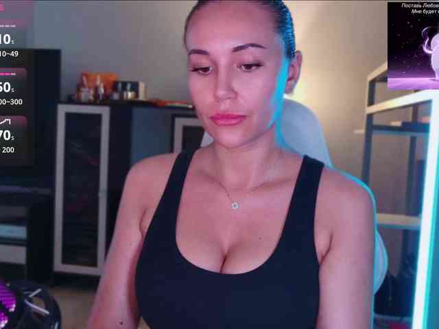 QWEENII Live Webcam on BongaCams