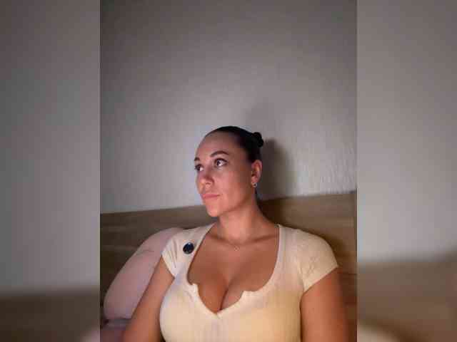 QWEENII webcam