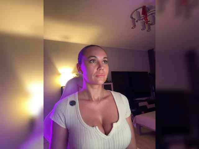 QWEENII webcam
