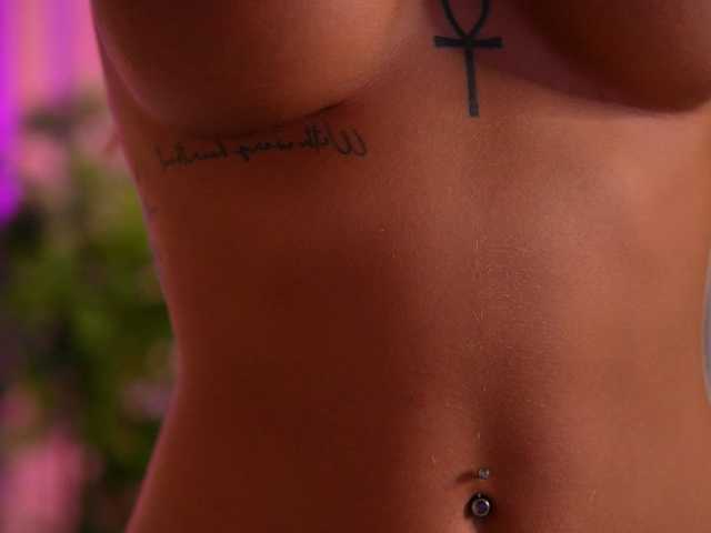 LalaRoze live cam on BongaCams