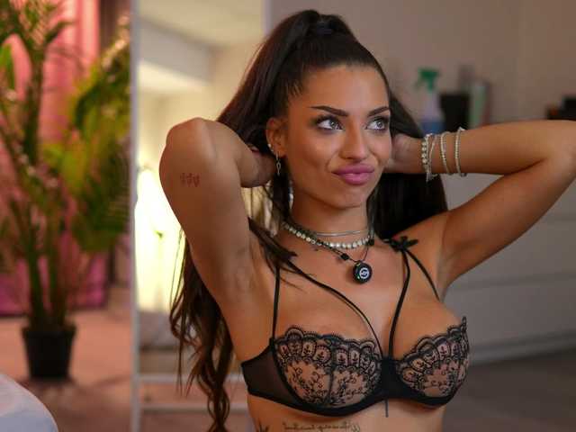LalaRoze live cam on BongaCams