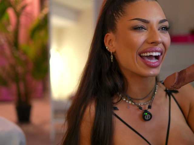 LalaRoze live cam on BongaCams