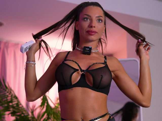 LalaRoze live cam on BongaCams