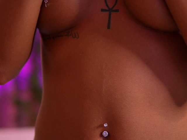 LalaRoze live cam on BongaCams