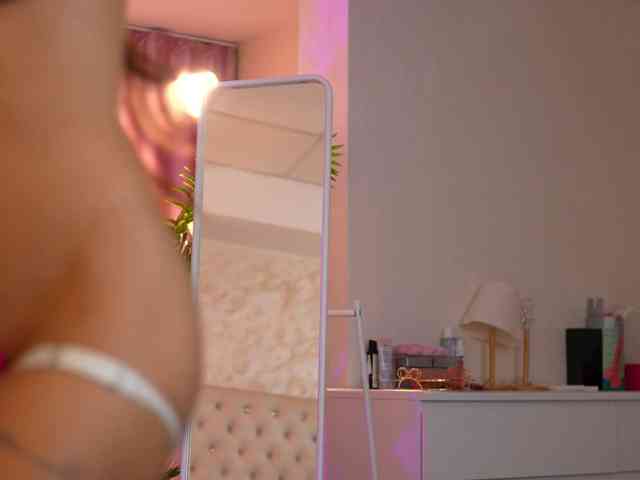 LalaRoze webcam