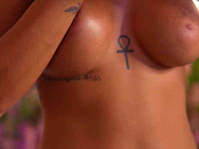 LalaRoze webcam