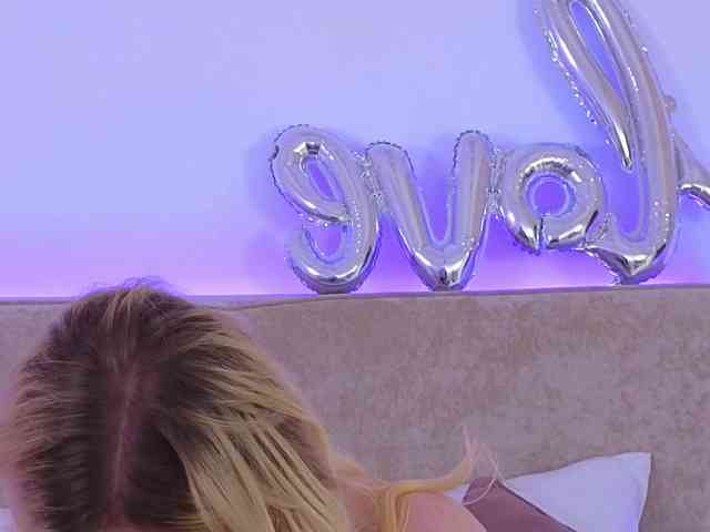 Julesnight's cam show statistics and live stream