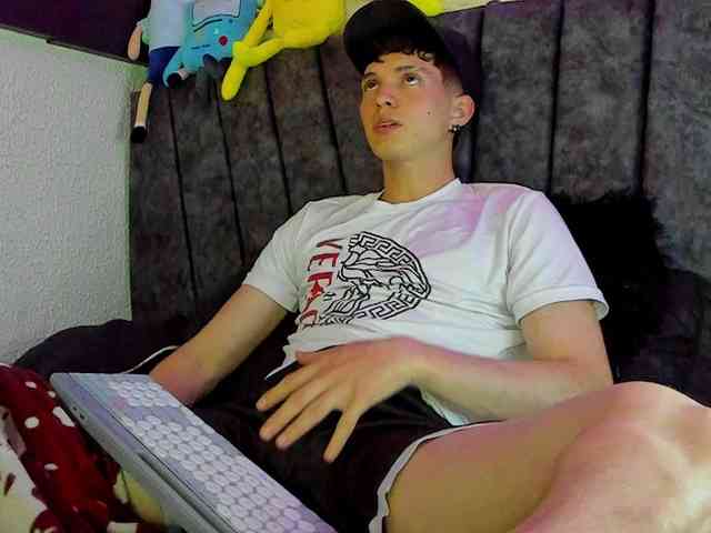 Jheampiero Sex Cam Show