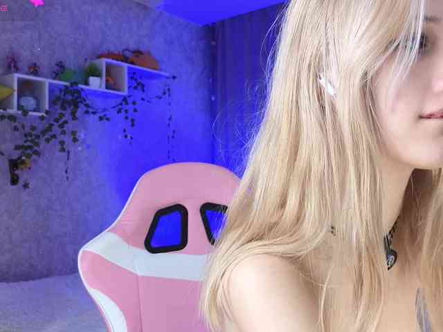 AnnyiBlue webcam
