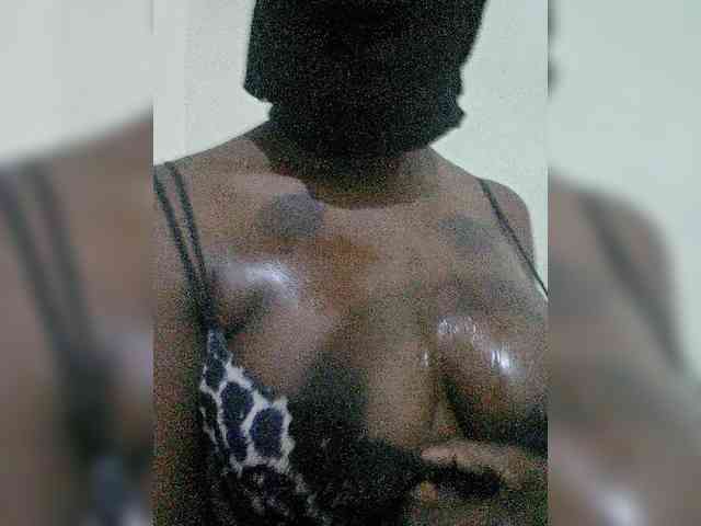 Sexyred12 webcam