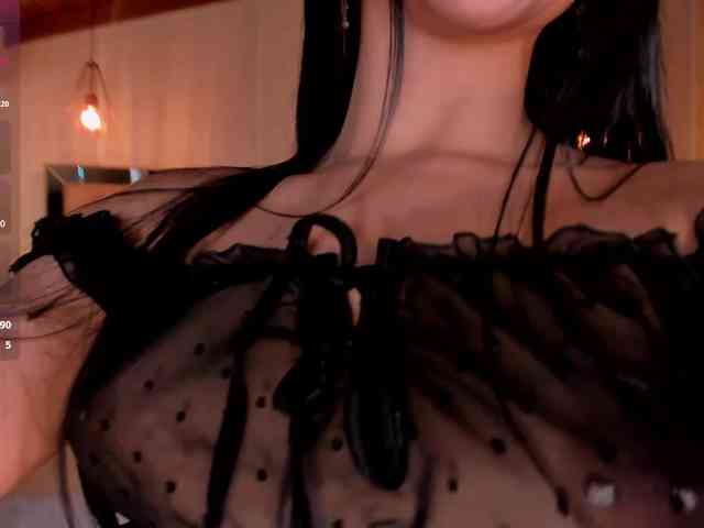 MiaLaurence webcam