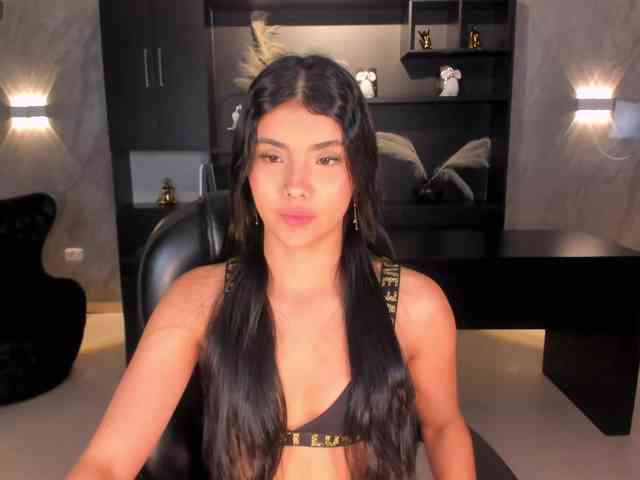 MiaLaurence webcam